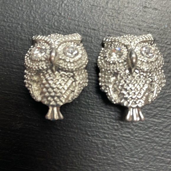 Owl specialty buttons. Shiny silver finish with crystal eyes. 2 in lot - Picture 1 of 8